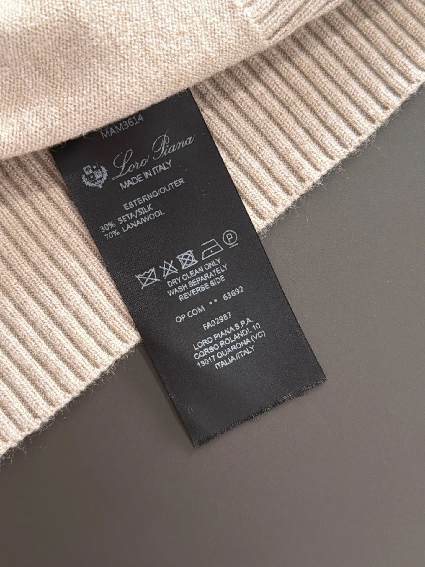 Next day shipment LP high quality Loro Piana 26ss autumn and winter New Arrival knitted sweater long sleeves Made of one-on-one combed cotton yarn knitted fabrics, no pressure in and out of the counter Exclusive control of raw materials It feels substantial when weighed, and the upper body is more textured than ordinary T-shirts. This texture can handle the weather easily and is suitable for both hot and cold! Loose fit design, looks noble. The only correct version is available Size: M to XXXL